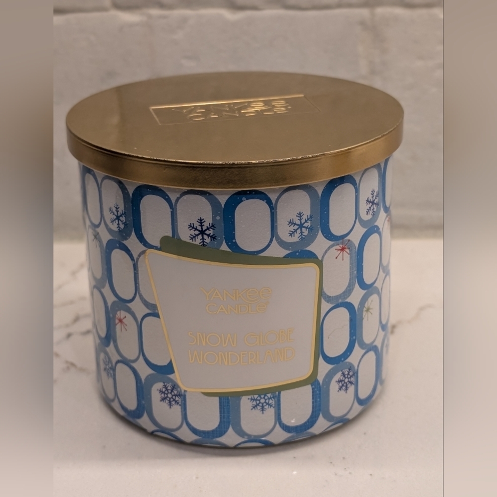 💚Yankee Candle Snow Globe Wonderland - Blue and Gold 14.5 oz